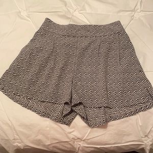 American eagle black and white shorts